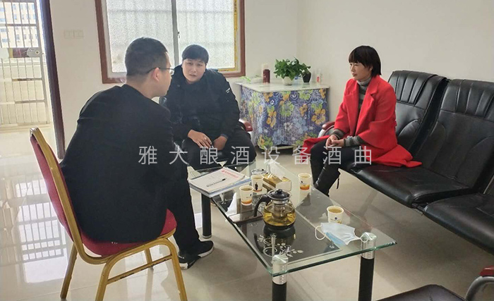 蔣老師正在跟學(xué)員親切交談，了解當(dāng)?shù)鼐剖袌?chǎng)現(xiàn)狀700