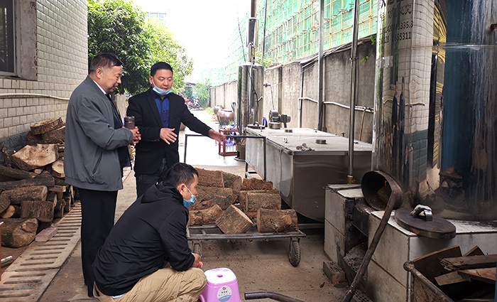 1000型大型釀酒設(shè)備正在蒸酒，劉老師為學(xué)員講解鍋爐的使用700