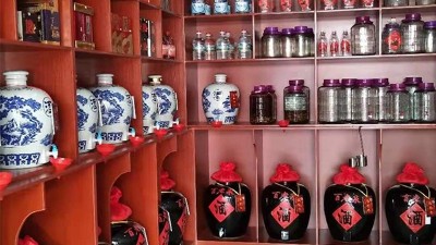 瓶裝酒橫行，是什么讓人們?cè)俅螑凵闲⌒途茝S釀酒設(shè)備生產(chǎn)的散酒？