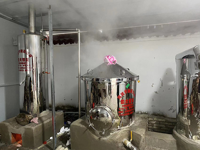 1-14用雅大白酒蒸餾設(shè)備，蒸汽量大