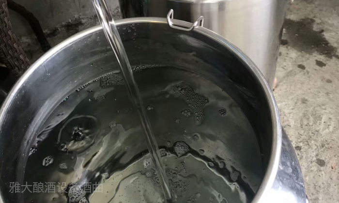 10.14用雅大烤酒設(shè)備接酒 10.14用雅大烤酒設(shè)備接酒