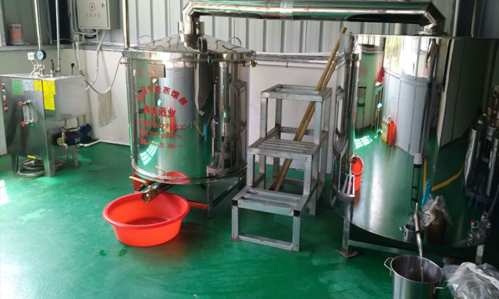 10.12用雅大小型造酒設(shè)備蒸酒 10.12用雅大小型造酒設(shè)備蒸酒