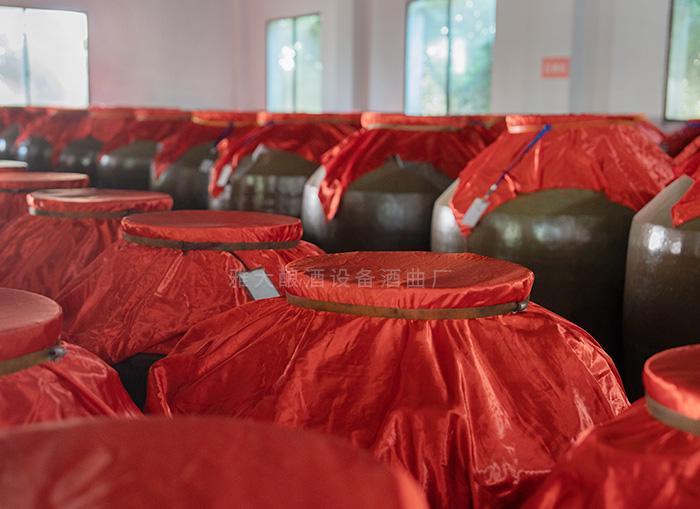 雅大白酒蒸餾釀酒設(shè)備廠(chǎng)陳釀車(chē)間