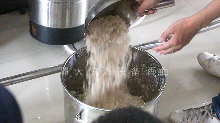 山藥釀酒技術-將拌好酒曲的大米飯加入裝山藥的桶中 山藥釀酒技術-將拌好酒曲的大米飯加入裝山藥的桶中