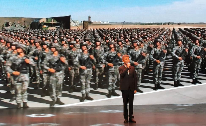 10曲藝名家、原火箭軍文工團(tuán)團(tuán)長周煒演唱歌曲《綠色軍衣》