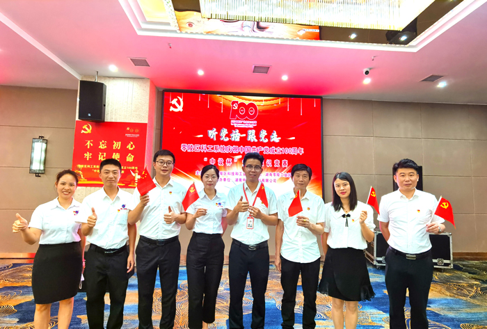 雅大參賽組獲獎(jiǎng)合影2 雅大參賽組獲獎(jiǎng)合影2