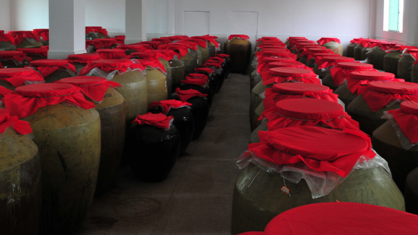 每1批好酒誕生，都需經(jīng)過做酒設(shè)備的蒸餾和時間的沉淀