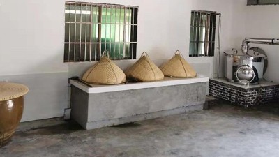 1臺傳統(tǒng)釀酒設備+幾口大缸+70平米民房，釀酒就這么簡單