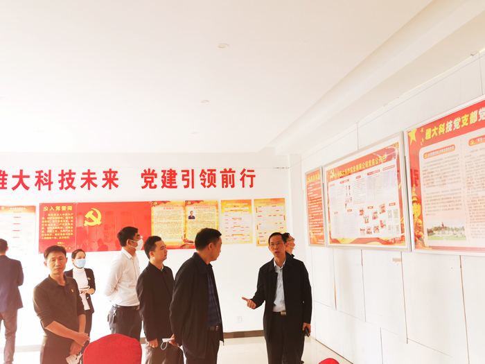 5雅大黨支部書記胡順開向?qū)幱氯A一行匯報(bào)黨建工作 5雅大黨支部書記胡順開向?qū)幱氯A一行匯報(bào)黨建工作