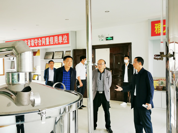 9雅大黨支部書記胡順開向?qū)幱氯A一行介紹雅大釀酒設(shè)備 9雅大黨支部書記胡順開向?qū)幱氯A一行介紹雅大釀酒設(shè)備