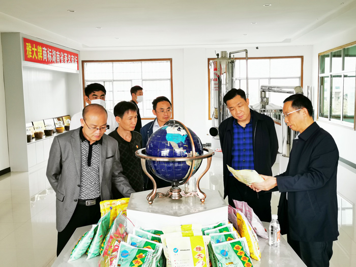 10雅大黨支部書記胡順開向?qū)幱氯A一行介紹雅大釀酒曲 10雅大黨支部書記胡順開向?qū)幱氯A一行介紹雅大釀酒曲