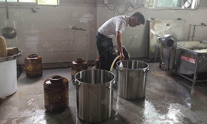 用電加熱釀酒設(shè)備做固態(tài)酒，怎樣做好場地衛(wèi)生？3