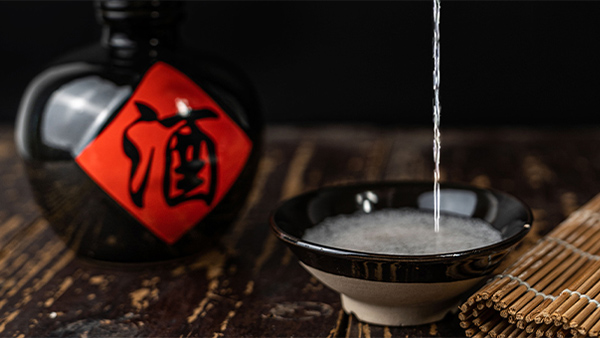 我們當(dāng)?shù)匾院雀叨染茷橹?，選用怎樣的白酒蒸餾設(shè)備好？