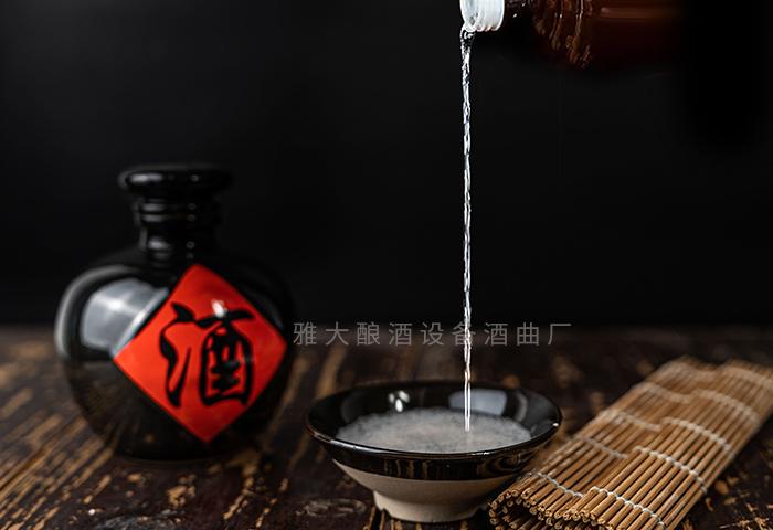 入口醇香，落口回香白酒