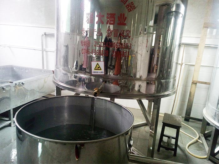 雅大釀酒生產(chǎn)設備在接酒