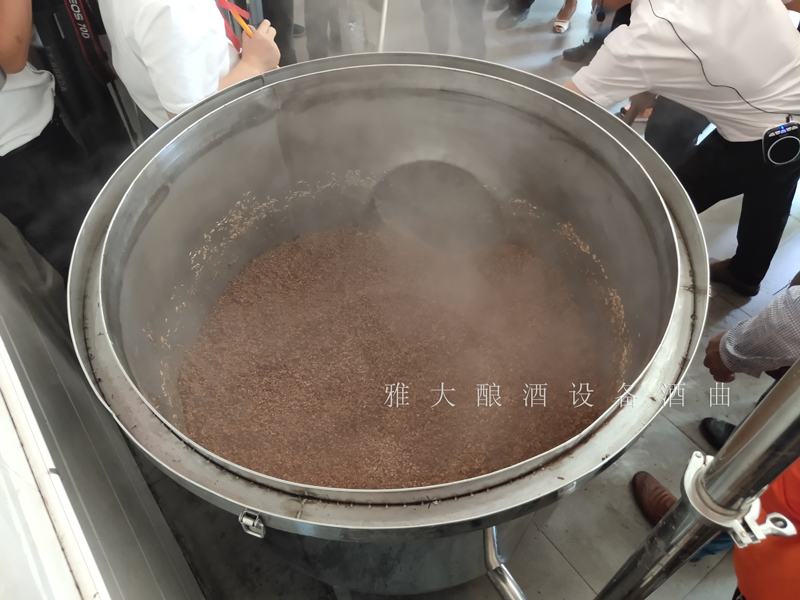 剛剛用電加熱釀酒設備蒸好的高粱