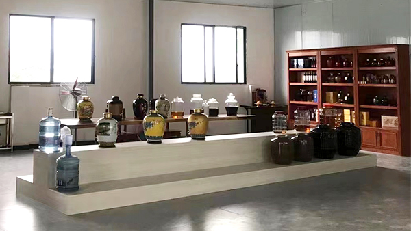 引進(jìn)做酒設(shè)備開酒坊，信心滿滿打造特色餐館