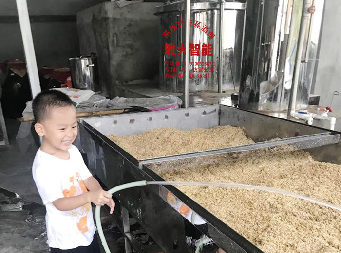 教孫子用雅大釀酒設(shè)備做酒，體驗(yàn)傳統(tǒng)釀酒文化