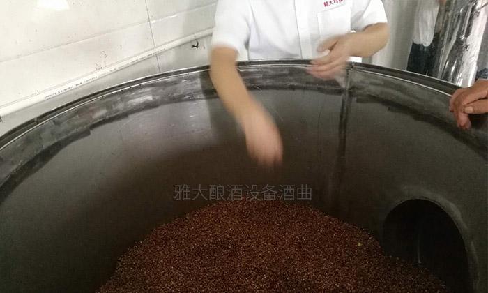 2.3高粱釀酒技術(shù)-上料1.jpg 2.3高粱釀酒技術(shù)-上料1.jpg