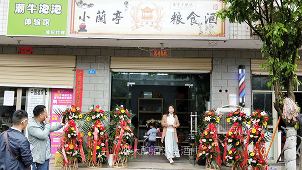 父親用純糧釀酒設(shè)備做酒 老婆看店我推廣，每天來買酒的人擠爆門檻
