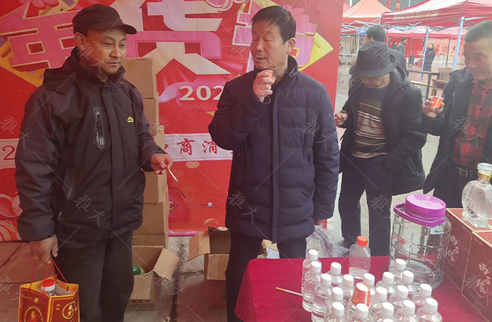 924顧客到西石酒業(yè)的展會(huì)上品酒、買
