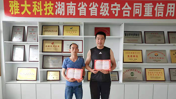 張總用釀酒蒸餾設(shè)備釀造企業(yè)專屬招待酒，卻意外成就釀酒大事業(yè)