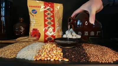倒酒-酒曲-原料-酒花.jpg 倒酒-酒曲-原料-酒花.jpg