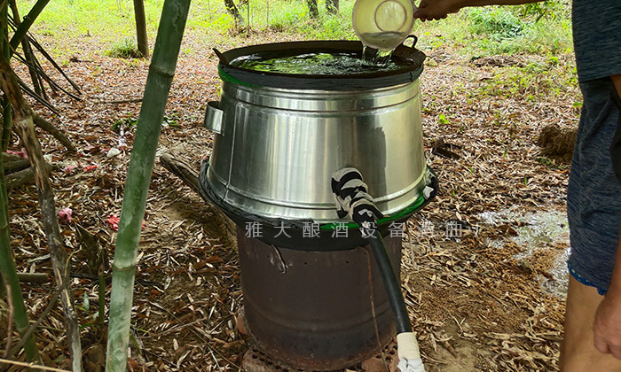 傳統(tǒng)釀酒設(shè)備.jpg 傳統(tǒng)釀酒設(shè)備.jpg