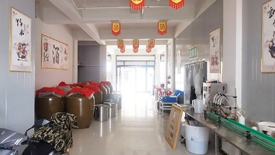 辛苦打工賺錢難，還不如買套蒸酒設(shè)備回家釀酒賺錢多！