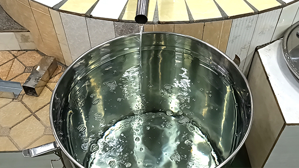 用烤酒設(shè)備烤酒時，怎樣才能得到更多低度酒？