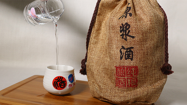 用小型釀酒設(shè)備釀造的白酒，為什么能品出花果香？