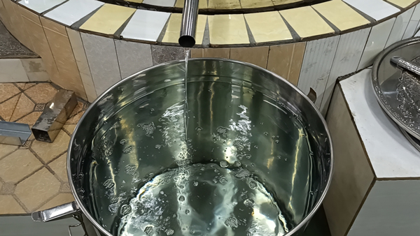 劉總回家開大型釀酒設(shè)備酒廠，實現(xiàn)中年留守村民再就業(yè)！