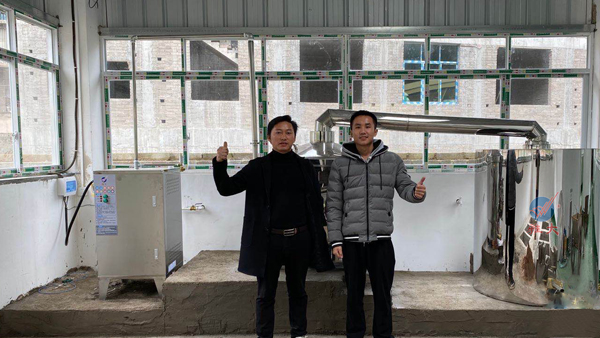 引進烤酒設(shè)備開發(fā)刺梨酒，將刺梨變成脫貧致富“金果果”