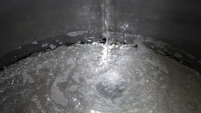 10-25用雅大做酒釀酒設(shè)備接酒.jpg 10-25用雅大做酒釀酒設(shè)備接酒.jpg