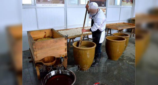 10.2枸杞糯米酒釀酒技術(shù)——虹吸.jpg 10.2枸杞糯米酒釀酒技術(shù)——虹吸.jpg