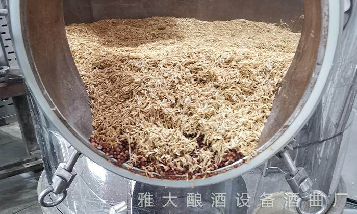 加輔料時，用蒸酒設(shè)備將稻殼蒸后再用