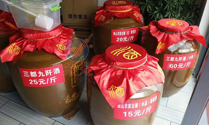 春節(jié)備貨大戰(zhàn)打響，用做酒設(shè)備釀酒的純糧酒坊已進(jìn)入賣酒高峰 5.jpg