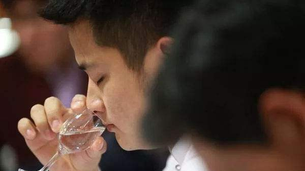 用生料釀酒設(shè)備做酒如何提升口感？