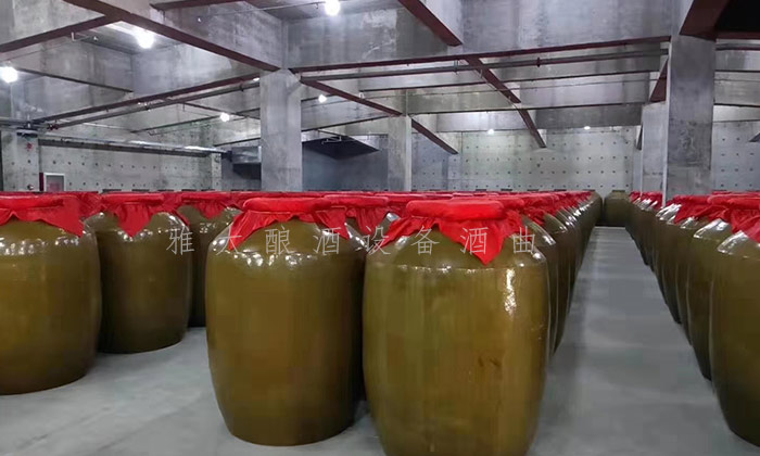 9.4--在雅大高粱釀酒設備廠的協(xié)助下,胡家酒坊成功辦理小規(guī)模生產許可證 存酒車間