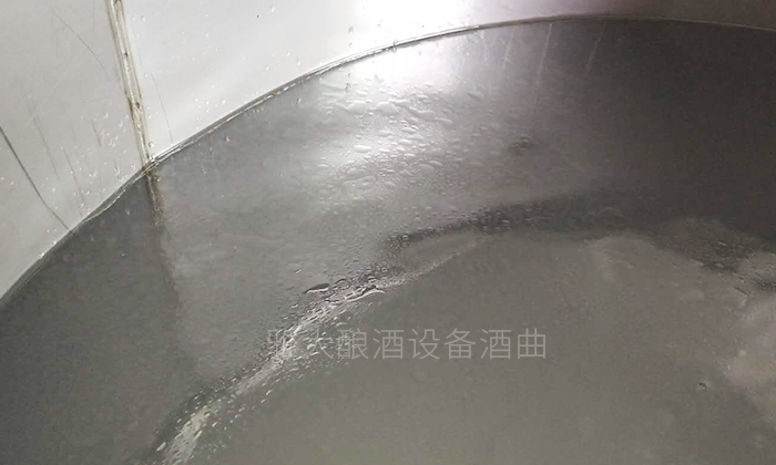 玉米釀酒設備做的尾酒中雜醇油含量高，易引起酒苦