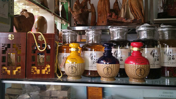 用雅大大型釀酒設(shè)備做薏米酒，“釀”出村民致富路