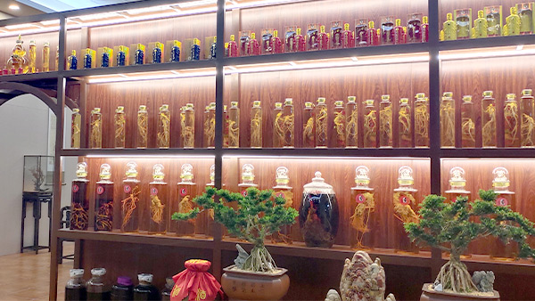 用小型白酒設(shè)備開酒坊，怎樣才能在同行中脫穎而出？