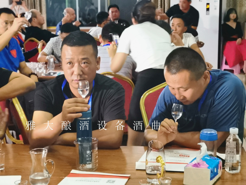 雅大學(xué)員學(xué)習(xí)白酒品評勾兌課1.jpg 雅大學(xué)員學(xué)習(xí)白酒品評勾兌課1.jpg