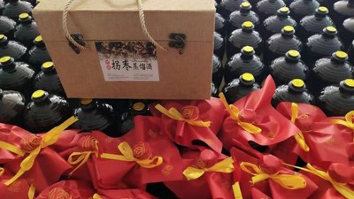 農(nóng)村老漢用山間野果結合現(xiàn)代制酒設備做酒，30元/斤還不愁賣