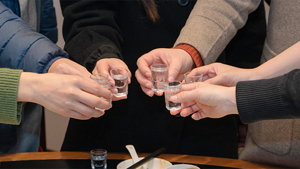 過(guò)年聚會(huì)，在酒桌上你們喜歡喝高度酒還是低度酒？