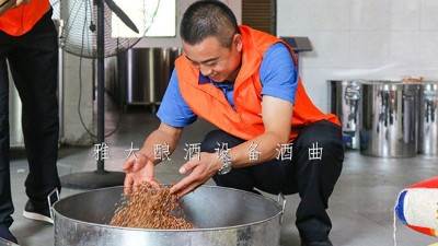 11月，雅大迎來了釀酒實(shí)操教學(xué)小高峰，學(xué)員們擼起袖子加油干