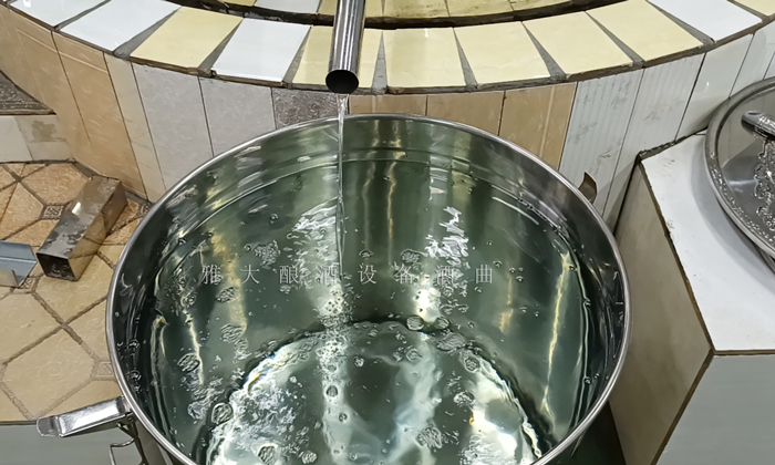 12-8剛剛用小型白酒設(shè)備釀出來的酒辛辣味重 12-8剛剛用小型白酒設(shè)備釀出來的酒辛辣味重