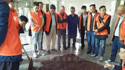 釀酒跟老師傅學(xué)工藝，不如來雅大釀酒設(shè)備廠家學(xué)全套釀酒技術(shù)
