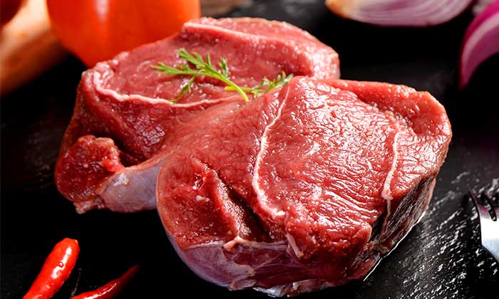 酒糟喂牛肉質(zhì)好，賣價(jià)高
